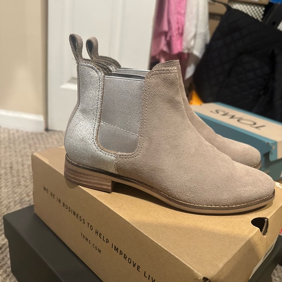 TOMS ELLA Desert Taupe Suede/Silver Metallic Leather - Picture 4 of 9
